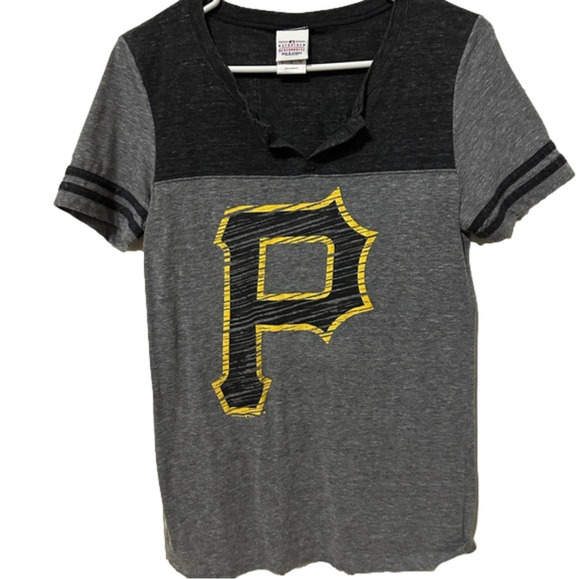 Tops - Woman’s Pittsburgh Pirates t-shirt - Medium (fitted)